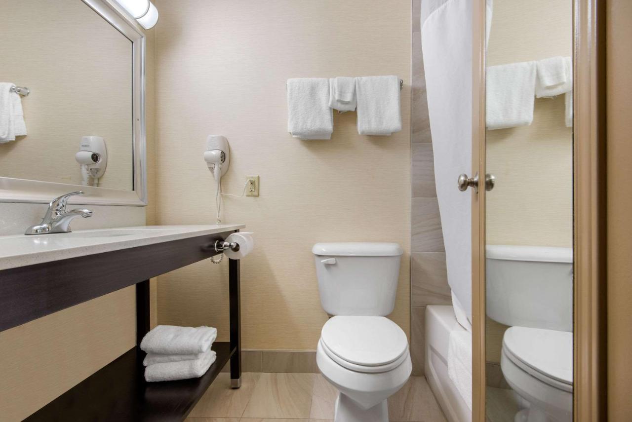 Quality & Conference Centre Downtown 2* Sudbury